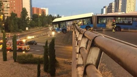 Un bus lanzadera del Mad Cool sin pasajeros queda suspendido de un puente
