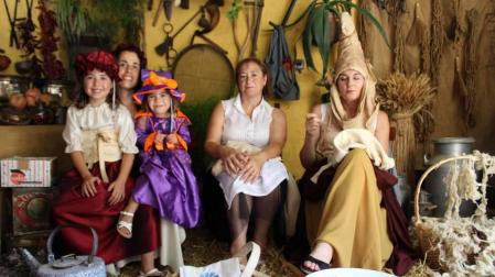 Más de 3.000 personas acudieron este domingo al Mercado de la Brujería, atraídas por los cantares de los juglares que relataron la vida del brujo y clérigo Johanes, entre otras historias medievales