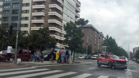 Aparatoso choque entre un vehículo de Policía Foral y otro coche en Pamplona