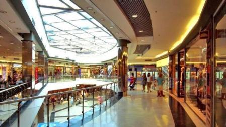 Cuatro ladrones asaltan una joyería de Castelldefels y huyen tras un tiroteo