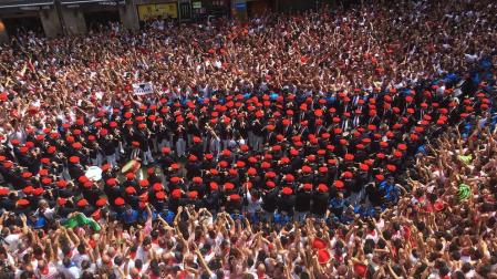 La Plaza Consistorial ha comenzado a llenarse hacia las 9 de la mañana de gente que esperaba a las 12 horas a que estallase la fiesta
