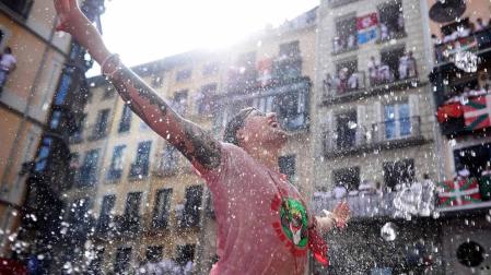 La Plaza Consistorial ha comenzado a llenarse hacia las 9 de la mañana de gente que esperaba a las 12 horas a que estallase la fiesta
