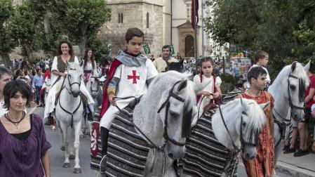 Un desfile con Juana I y Felipe IV inauguró su semana más importante que aspira a Interés Turístico de Navarra