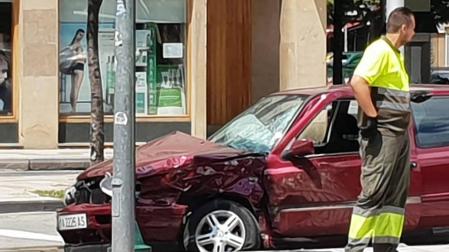 El aparatoso choque ocurrió este lunes 16 de julio en la Avenida de Bayona de la capital navarra.