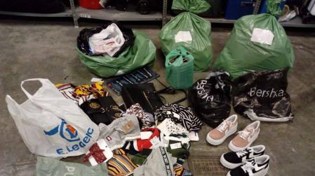 Hallan 23 bolsas con ropa y complementos en Mendillorri