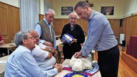 Quince sacerdotes aprenden reanimación cardiopulmonar (RCP) y a usar un desfibrilador