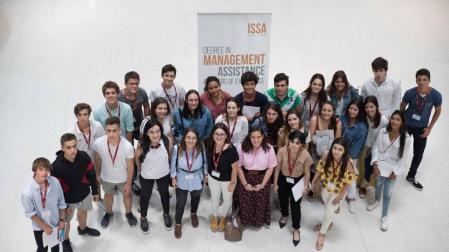 30 estudiantes de 16 colegios participan en la 7º edición de The World of Business