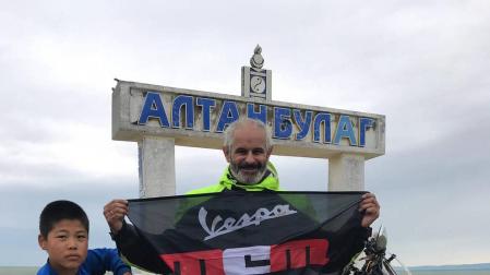 La vespa del aventurero navarro José Antonio Fernández cruza la estepa