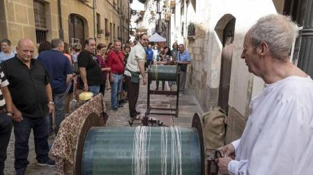 Imagen del mercado, público y artesanía presentes durante la Semana Medieval de Estella