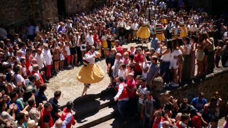 Ocho 'peonzas humanas' cumplen un rito del s.XVII de bailar sobre zancos en Rioja