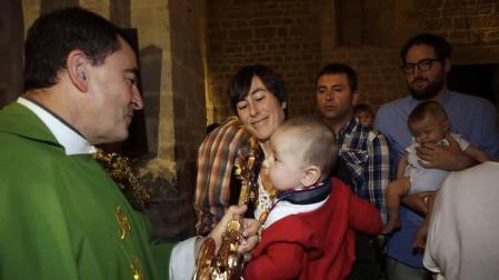 El santuario de San Miguel de Aralar abre sus puertas a los niños en la tradicional ceremonia presentación al Arcángel. El acto se desarrollá en el marco de la misa mayor de 12.30 horas.