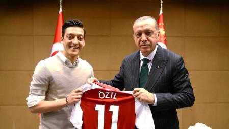 Özil deja la selección alemana tras las críticas por su foto con Erdogan