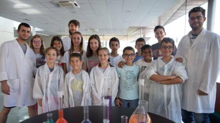 75 niños “experimentan” química y diversión en un campamento en la UN