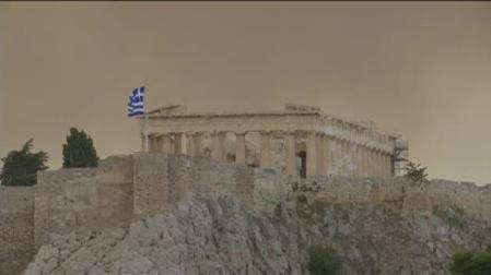 El humo oscurece la Acrópolis de Atenas