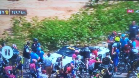 Arrojan líquido irritante a los ciclistas y detienen el Tour