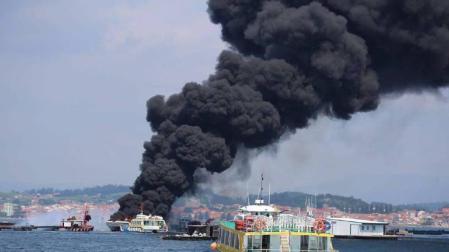 Arde un catamarán de pasajeros en Pontevedra y varias personas resultan heridas