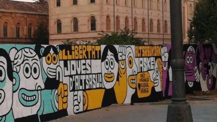 Manchan con espray un mural en Valencia que ensalza a los condenados de Alsasua