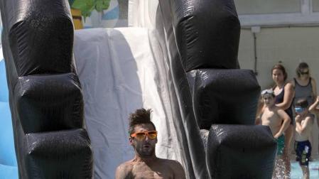 Fotos de los hinchables en la piscina por el Día de los niños y jóvenes en las fiestas de Elizondo (26 de julio)