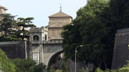 El bajo nivel del Arga deja a la vista el antiguo puente del Plazaola