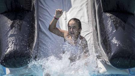 Fotos de los hinchables en la piscina por el Día de los niños y jóvenes en las fiestas de Elizondo (26 de julio)