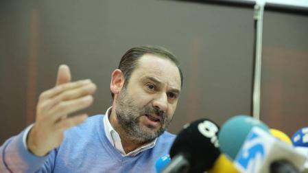 Ábalos, en Pamplona: "No se entiende la idea de mantener rígida la Constitución"