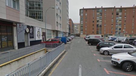 Dos heridos en Pamplona al golpear un coche con el puño y dar una patada a un portal