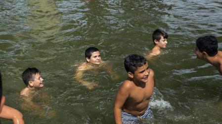 Actividades infantiles junto al río Ega en fiestas de Puente la Reina 2018, 28 de julio.