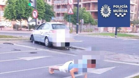 Decide hacer flexiones para rebajar la tasa de alcohol tras estrellar su coche en Murcia