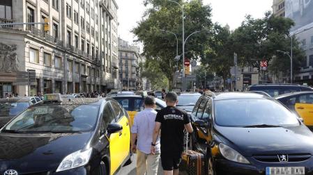 Los taxistas mantienen la Gran Via de Barcelona cortada por segunda noche