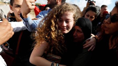 Israel libera a la adolescente Ahed Tamimi, icono de la resistencia palestina