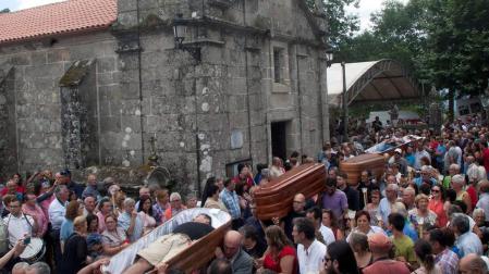 Desfilan en ataúdes en Galicia quienes esquivaron a la muerte