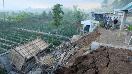 Diez muertos y 40 heridos por un seísmo 6,4 grados en Indonesia