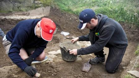 Estudiantes de la UNED buscan el antiguo hospital de peregrinos en Ibañeta