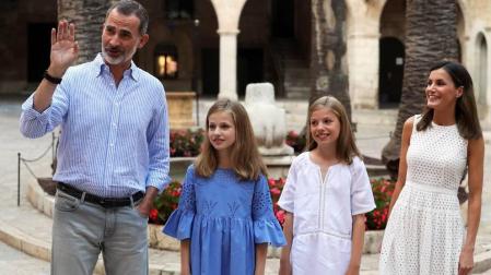 Los Reyes posan con sus hijas en Mallorca, esta vez en el Palacio de la Almudaina