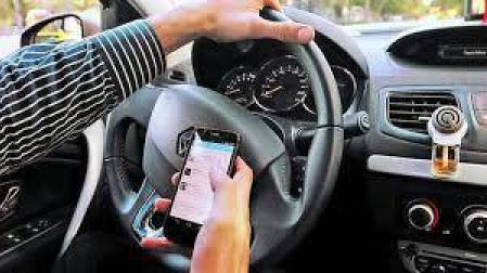 Tráfico prevé aumentar la sanción por usar el móvil conduciendo