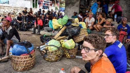 Tratan de rescatar a cientos de escaladores atrapados por el terremoto en Lombok