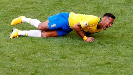 Neymar: "A veces exagero, pero en realidad sufro dentro del campo"