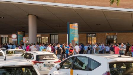 Asociaciones de taxistas mantienen la huelga pese a la nueva oferta del Gobierno