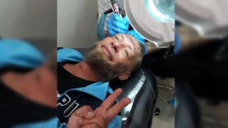 100€ por tatuarse el nombre del novio de una despedida en la frente
