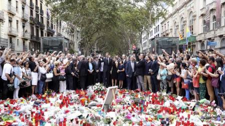 Los Reyes en La Rambla de Barcelona donde han rendido esta tarde un homenaje a las víctimas de los atentados de Barcelona y Cambrils (Tarragona) con una ofrenda floral ante el mosaico en el suelo de Joan Miró. También visitaron a los hospitlizados.