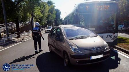 Una conductora choca contra una villavesa en Pamplona