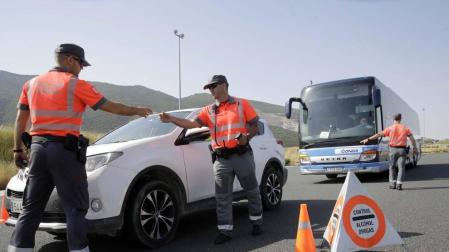 La Policía multa a 12 conductores cada día por usar el móvil en el coche