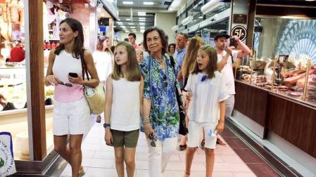 La Reina Letizia y sus hijas, la princesa Leonor y la infanta Sofía, y la reina emérita, doña Sofía, han salido hoy juntas a dar un paseo y visitar el mercado de abastos L'Olivar, situado en el centro de la ciudad de Palma.
