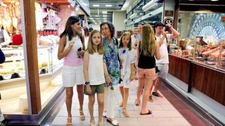 La Reina Letizia y sus hijas, la princesa Leonor y la infanta Sofía, y la reina emérita, doña Sofía, han salido hoy juntas a dar un paseo y visitar el mercado de abastos L'Olivar, situado en el centro de la ciudad de Palma.
