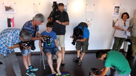 Julen Simón, de la Asociación Española de Cubo de Rubik, hace una demostración en la Casa de la Juventud.