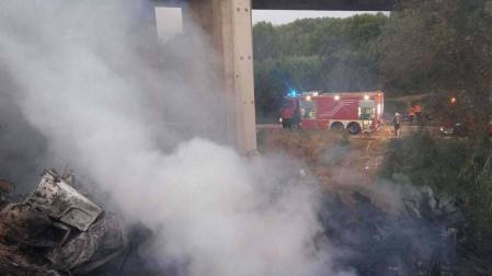 Fallece un conductor navarro en Fraga al caer su camión por un puente