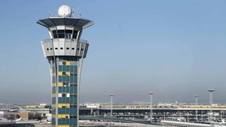 El aeropuerto de Orly de Paris ha sido evacuado esta mañana después de que un hombre fuese abatido por varios agentes de seguridad por arrebatar al arma a un soldado.