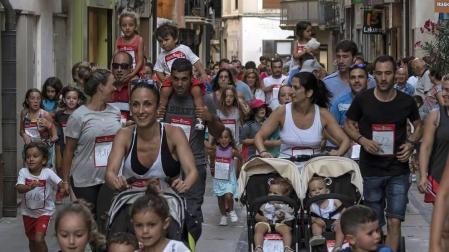 Cerca de 900 participantes se lanzaron a correr en la tradicional prueba organizada por Diario de Navarra, previa a las fiestas de la localidad.