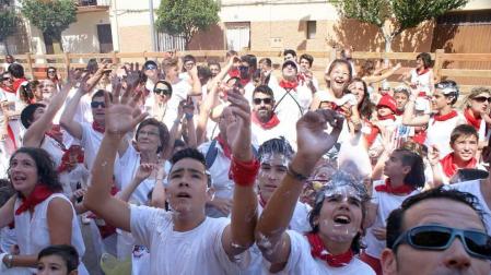Miguel Baigorri, el vecino más anciano, con 90 años, fue el encargado de prender la mecha que dio comienzo a las fiestas de la localidad ribera