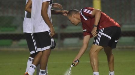Un árbitro de la FIFA prueba el spray para las faltas